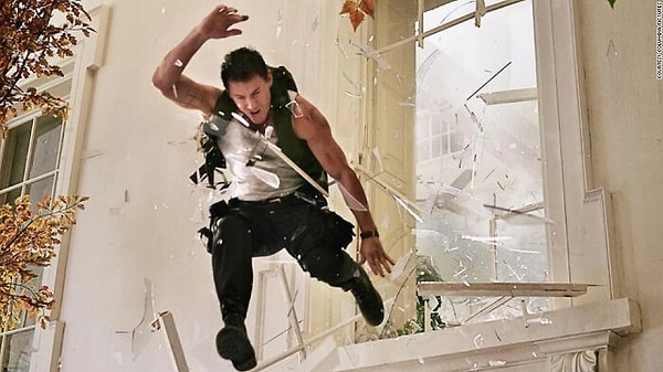 9. Прыгает / бросается через окно и выходит без порезов.