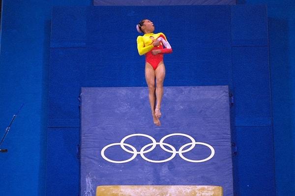 2000: Çinli jimnastikçi Dong Fangxiao yaşını değiştirdi.