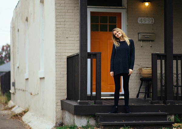 3. Еще в 2017 году я купила дом как одинокая женщина, в этом году решила продать. Сейчас у меня появился партнер, и мы решили вместе купить новый дом. На деньги, которые я заработала от продажи своего старого дома, я положила весь первоначальный взнос на новый. Ипотечная, страховочная и гарантийные компании на дом обращаются к моему парню как к владельцу этого дома, а я у них - «созаемщик». Это все так неправильно...