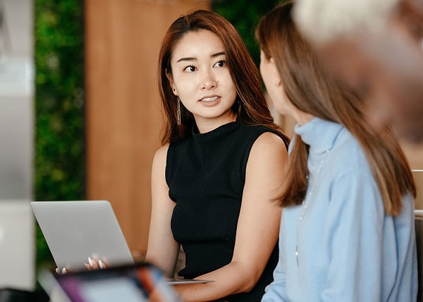 12. Женщин с детства воспитывают излишне вежливыми. Их привычка к вежливости настолько сильна, что это может привести к ситуациям, ставящим их безопасность под угрозу