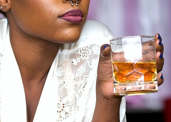 15. Выпивать. Каждый раз, когда я заказываю виски со льдом, мужчины смотрят на меня, и такие: «правда, ты любишь виски??». Где сказано, что девушкам разрешается пить только вино или какой-то коктейль? И если девушка любит более крепкие напитки, то считается, что она более жесткая в характере
