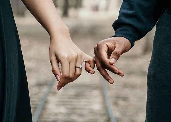 18. Когда женщина решает сделать мужчине предложение, общество смотрит на нее свысока, типо "вот чудачка"