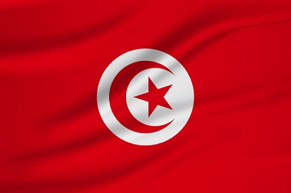 1.  Tunus bayrağı, tıpkı Türk bayrağı gibi hilal ve yıldızlı  al renkli bir bayrağa sahip. Tunus uzun yıllar Osmanlı himayesinde daha sonra da Fransız sömürgesine maruz kaldı. 1959 yılında bağımsızlığını kazanan Tunus, bu bayrağı kullanmaya başladı.