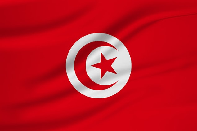 1. Tunus bayrağı, tıpkı Türk bayrağı gibi hilal ve yıldızlı al renkli bir bayrağa sahip. Tunus uzun yıllar Osmanlı himayesinde daha sonra da Fransız sömürgesine maruz kaldı. 1959 yılında bağımsızlığını kazanan Tunus, bu bayrağı kullanmaya başladı.