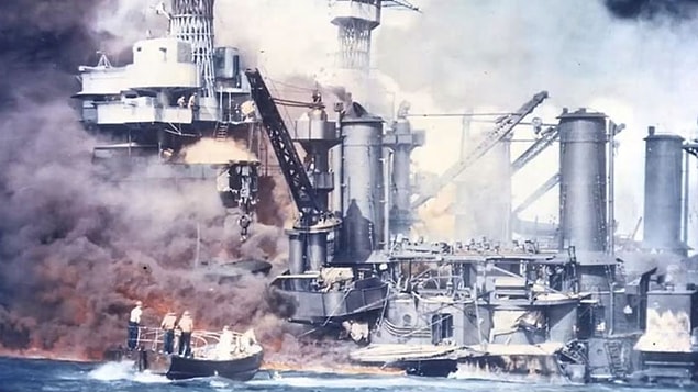 19. USS West Virginia zırhlısı, Pearl Harbor'a yapılan saldırıdan 6 ay sonra kurtarıldığında, hava geçirmez bir odada kapana kısılmış 3 denizcinin vefatlarına kadar işaretledikleri bir takvim bulundu.