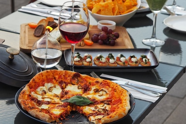 Akşam yemeği için "Rakı balığı boşver, biz pizza yiyip şarap içelim" derseniz de ucuz kurtulamazsınız. Ortalama bir pizza ve şaraplı akşam yemeğinin ücreti 2 kişi için 500 TL