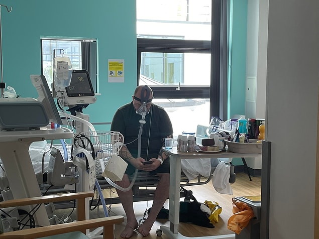 Paylaştığı fotoğrafla beraber Matthew'un aşı olmadığı için oldukça pişman olduğunu ve hikayesini tüm dünyayla paylaşmasına izin verdiğini söyledi.