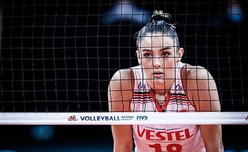 A Milli Kadın Voleybol Takımı Gururumuzun Başarılı ve Güzel Orta Oyuncusu Zehra Güneş