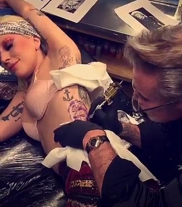 4. Lady Gaga, efsanevi müzisyen David Bowie'yi anmak için çıktığı Grammy sahnesinden önce müzisyenin bir fotoğrafını dövme yaptırmış ve bu anları Snapchat hesabından paylaşmıştı.