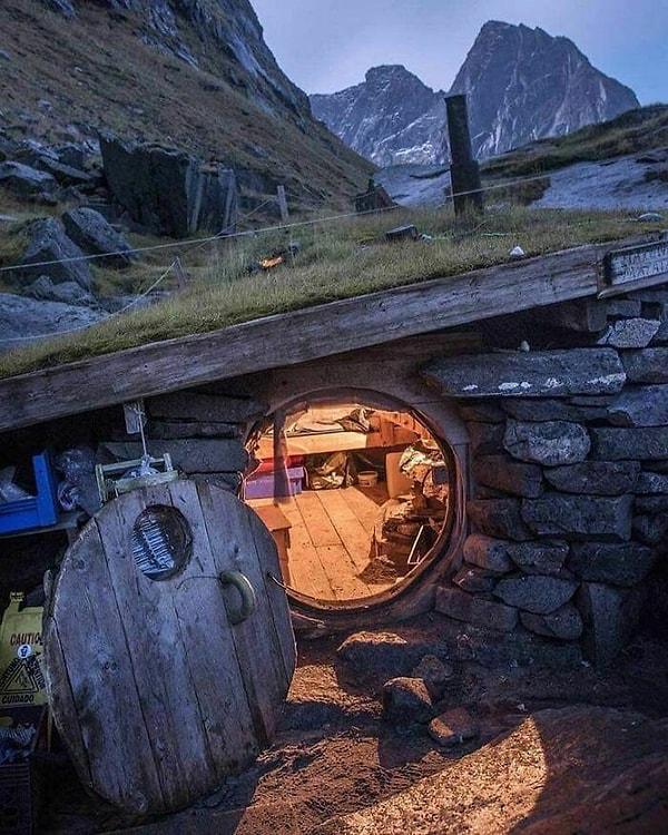9. Kuzey Norveç'te bir sahilde bulunan kabin.