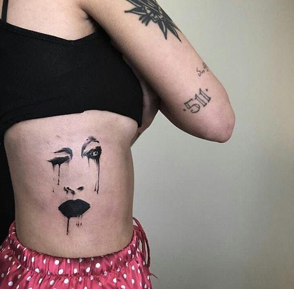 9. Dünyaca ünlü şarkıcı Halsey'nin belinde ise Rock Şarkıcısı Marilyn Manson'ın bir dövmesi bulunuyor.