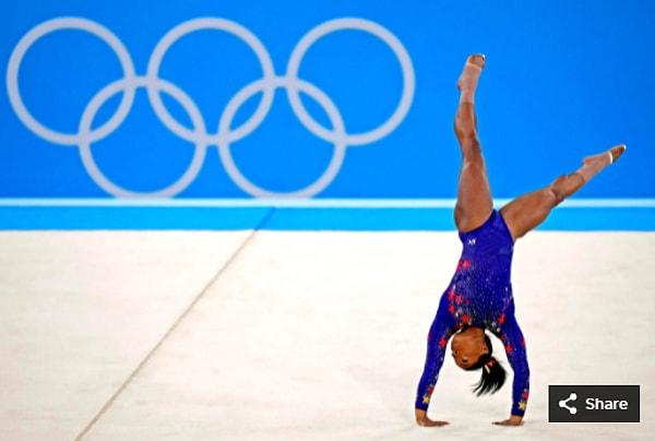 21. 25 Temmuz 2021'de Simone Biles (ABD), Ariake Jimnastik Merkezi'ndeki Tokyo 2020 Olimpiyat Oyunları sırasında kadınlar jimnastik elemelerinde yarışıyor.