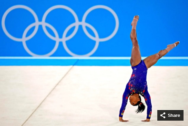 21. 25 Temmuz 2021'de Simone Biles (ABD), Ariake Jimnastik Merkezi'ndeki Tokyo 2020 Olimpiyat Oyunları sırasında kadınlar jimnastik elemelerinde yarışıyor.