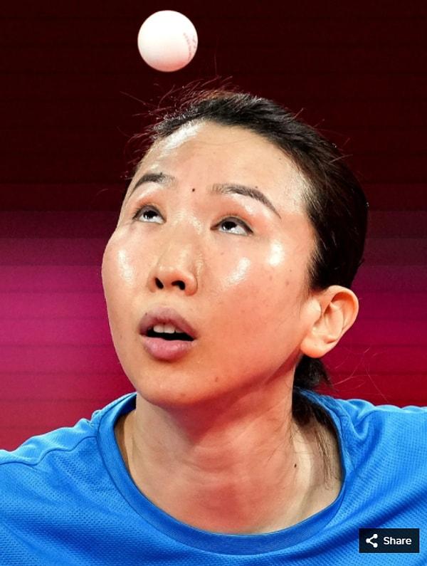 41. 27 Temmuz 2021'de Juan Liu (ABD) Tokyo Metropolitan Spor Salonu'ndaki Tokyo 2020 Olimpiyat Oyunları sırasında tek kadın masa tenisi turnuvasında ön eleme turunda Olufunke Oshonaike'ye (NGR) servis atıyor.