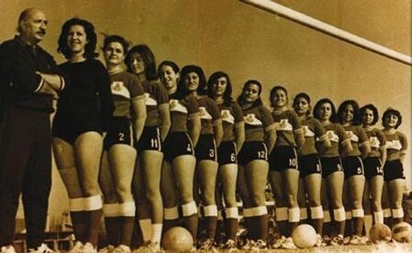 Türkiye’de kadınlardan oluşan iki takım arasındaki ilk maç 4 Temmuz 1954’te Mithatpaşa Stadı’nda (İnönü) Spor Festivali kapsamında yapıldı.
