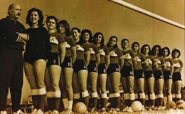 Türkiye’de kadınlardan oluşan iki takım arasındaki ilk maç 4 Temmuz 1954’te Mithatpaşa Stadı’nda (İnönü) Spor Festivali kapsamında yapıldı.
