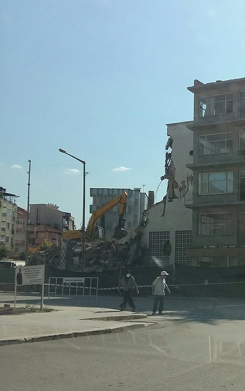 Bunu da Gördük: Burdur Belediyesi Binasındaki Şehrin Simgesi Freskler Yıkıldı...