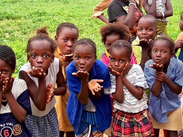 Afrikalı çocuklara 300 bin öğün yemek!