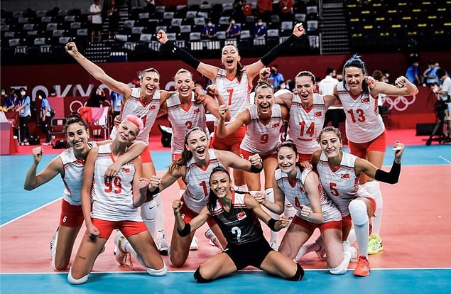 51. Ve son olarak izlerken göğsümüzün gururdan kabarmasına neden olan başarılı Türk kadın voleybol takımımız!