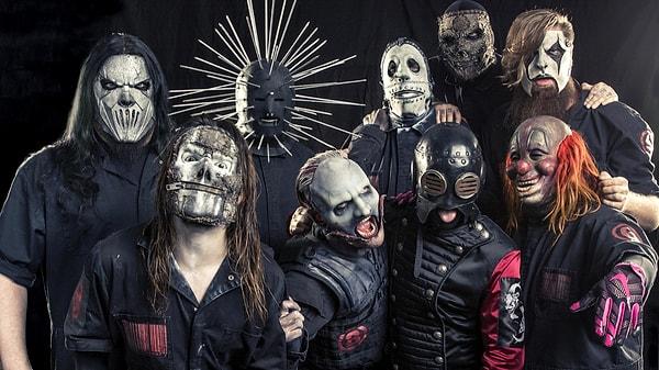 Slipknot, benzersiz agresif müzik tarzları ve performans sırasında korku tarzı maskeler takmasıyla tanındılar.
