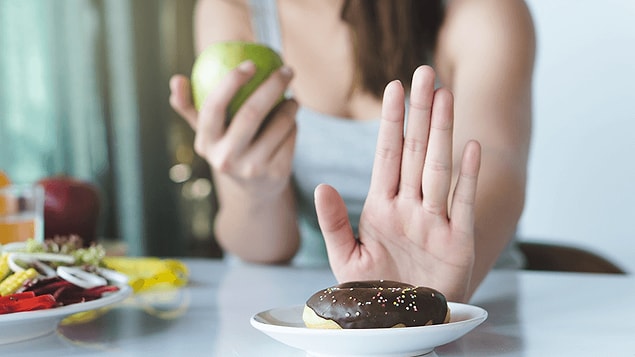 2. Düzenli spor yapmak da bu süreçte çok etkili. Şeker tükettiğinizde beynin salgıladığı dopamin, spor yaptığımızda da salgılanıyor. Ayrıca düzenli yürüyüş yapanların, yapmayanlara oranla insülin değerlerinin çok daha sağlıklı olduğu araştırmalar sonucunda ortaya çıkan gerçeklerden biri.
