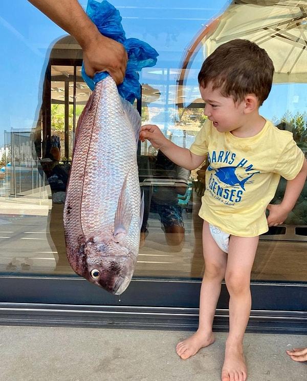 10. Burak Özçivit, oğluyla birlikte balık tuttu ve sosyal medya hesabında fotoğraflarını paylaştı.