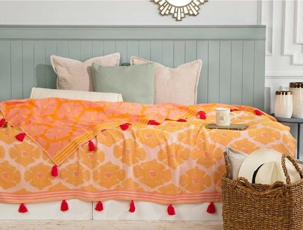 2. Cıvıl cıvıl renkleriyle odanıza çok yakışacak bir yatak örtüsü.