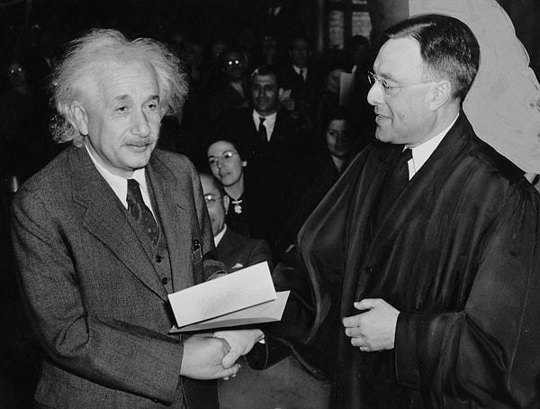 15. Albert Einstein, kendisine gelen İsrail cumhurbaşkanlığını teklifini reddetmiştir.