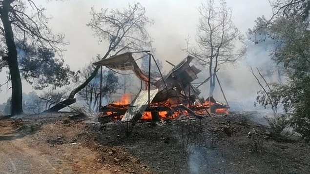 Bir de çıkan yangını söndürmek için kullanılan uçak ve helikopterlerle ilgili bir tartışma meydana geldi.