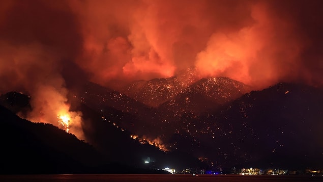 Türkiye iki gündür alev alev yanıyor. Manavgat'la başlayan yangın haberleri, Marmaris'ten gelen büyük bir yangınla daha da acı bir tablo haline dönüştü.
