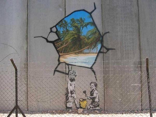 2005 yılında Batı Şeriat ile İsrail arasındaki güvenlik duvarına bizzat giderek bir esere imza atan Banksy, gündemdeki konulara tepkisini göstermenin daima bir yolunu buldu.