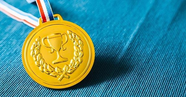 Dünya çapında Olimpiyatlar'da madalya kazanan sporcularına en yüksek miktarda para ödülü veren ülke ise Singapur! Altın madalya kazanan bir sporcuya hükûmet yaklaşık 6.3 milyon TL veriyor! Gümüş madalya sahibiyseniz yaklaşık 3 milyon TL cepte demektir. Bronz madalya sahibi bir sporcu ise yaklaşık 2,5 milyon TL ile ödüllendiriliyor.