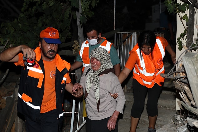 Ahmetler Mahallesi Muhtarı Şükrü Zor, yangının evlere doğru yaklaşması nedeniyle tahliye işlemlerinin başlatıldığını söyledi.