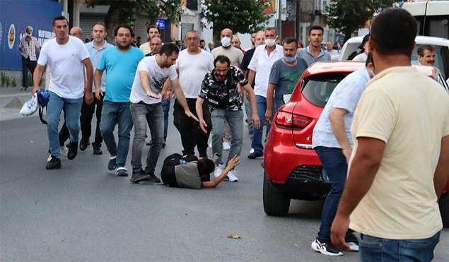 Ara sokaklarda bekleyen şahıslar demir sopalarla kalabalığa saldırdı.