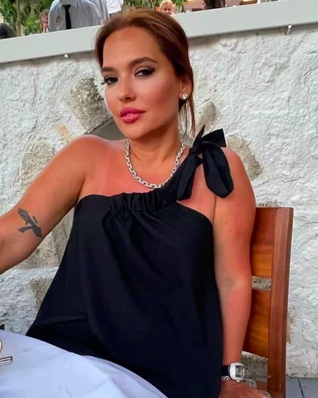 10. Demet Akalın, öyle bir yazım hatası yaptı ki, Azerbaycan'lı bir takipçisi kendisine fena patladı.