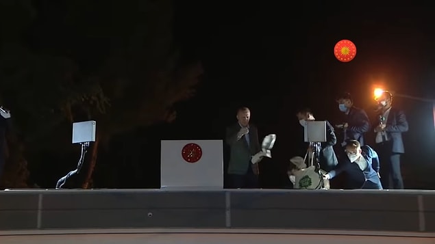 Ve biz şok! Tayyip Erdoğan dün gece alev alev yanan Marmaris’te, birçok canlının, ağacın yok olduğu Marmaris’te otobüsün tepesinde halka çay fırlattı.