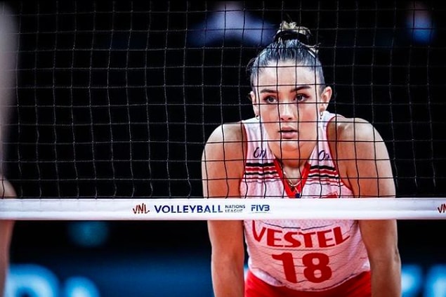 Son günlerde Tokyo Olimpiyatları'ndaki başarısı ile adından sıklıkla söz ettiren voleybolcu Zehra Güneş'i mutlaka duymuşsunuzdur.