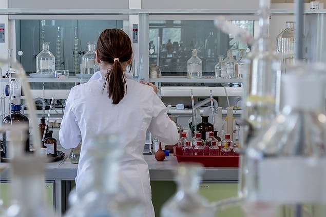 6. "Eskiden insanların kan ve idrar testi yaptırdığı bir laboratuvarda çalışıyordum. Bir gün test yapmak için yeterli bileşenimiz kalmadığı için laboratuvar sahibi birçok hastaya kafasına göre sonuçlar yazdı..."