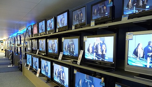 8. "Özel indirim günlerinde ucuza aldığınız elektronik eşyalar normalde satılan modelle aynı kalitede olmuyor. Büyük şirketler indirim günleri için özel istek üzerine dışı aynı görünen modelleri daha ucuz parçalar kullanarak yaptırıyorlar."