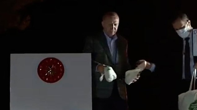 Tüm bunlar yaşanırken Cumhurbaşkanı Recep Tayyip Erdoğan’ın afet bölgesi Marmaris’teki halka çay ‘ikramında’ bulunması gündem olmuştu hatırlarsanız.