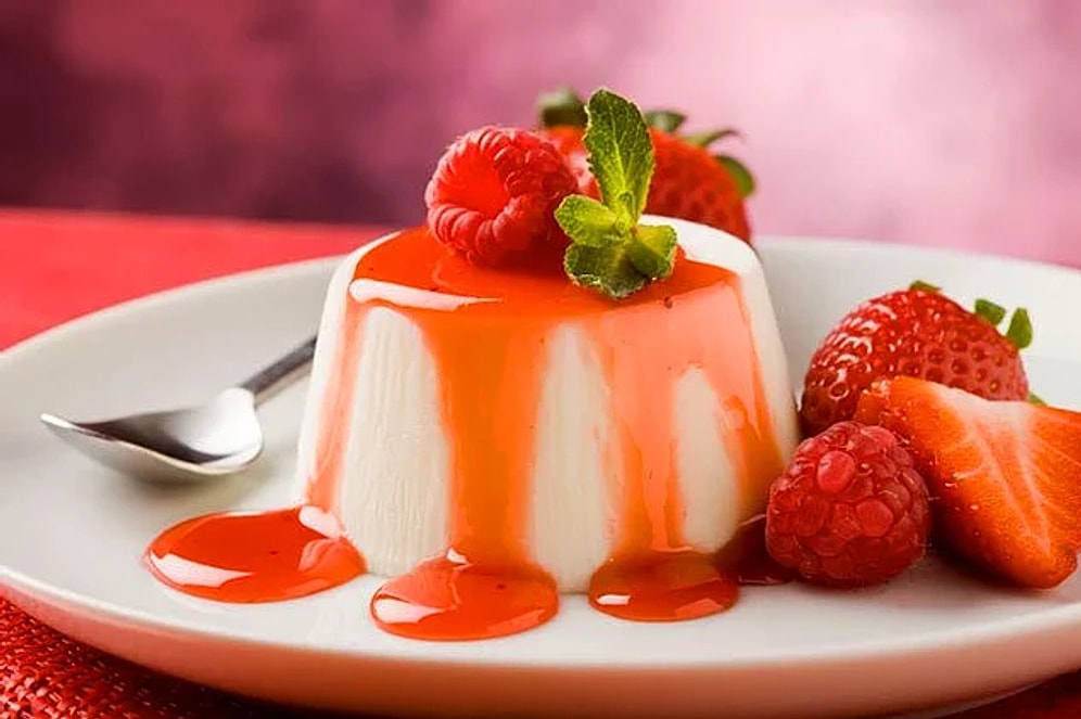 Tam Mevsimlik Bir Tatlı Arayışında Olanlara: Çilek Soslu Panna Cotta Tarifi