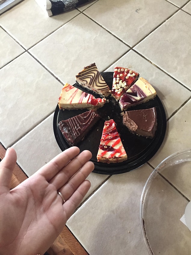 5. "Sevgilimin bana bıraktığı cheesecake'e bakın... Her dilimden bir ısırık almış!"