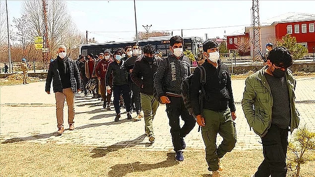 3. Karadeniz’deki sel ve Ege ile Akdeniz’deki yangınlardan, doğuya geçelim. Ülkemize gelmesi beklenen Afgan mülteci-sığınmacılar aslında hepimizin gündeminde.
