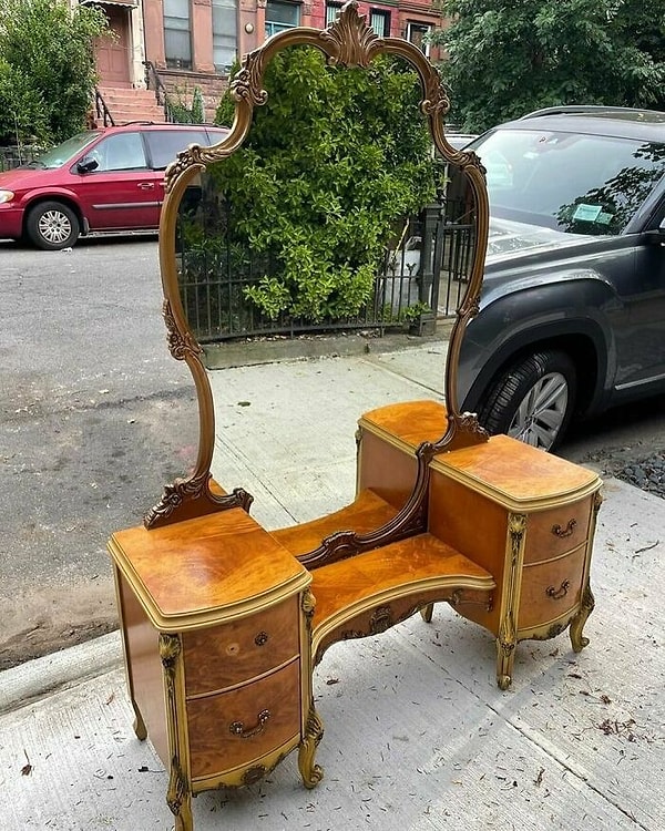 4. Уверенно можно сказать, что эту вещь сразу же кто-то забрал