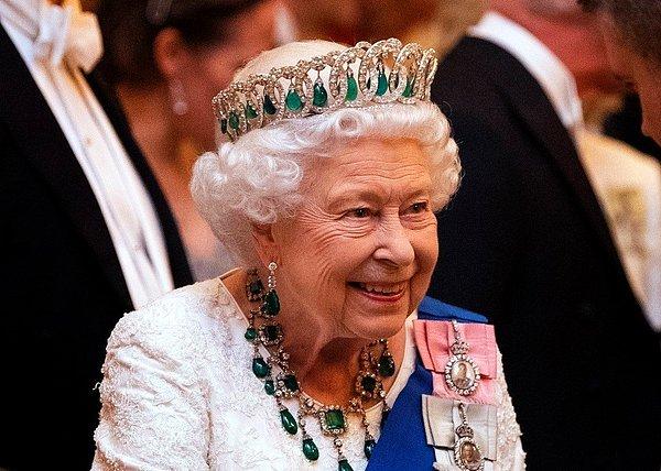 1. Kraliçe Elizabeth, 1989 yılından beri 8 euro değerindeki aynı ojeyi kullanmaktadır. Oldukça zarif duran açık pembe rengindeki ojeyi Kate Middleton'ın da kullandığı söyleniyor.