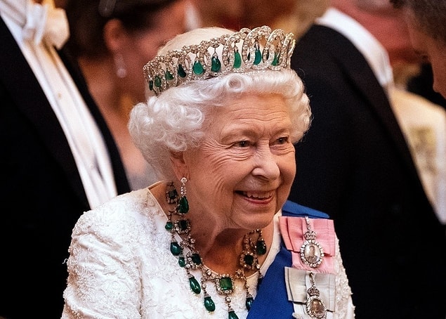 1. Kraliçe Elizabeth, 1989 yılından beri 8 euro değerindeki aynı ojeyi kullanmaktadır. Oldukça zarif duran açık pembe rengindeki ojeyi Kate Middleton'ın da kullandığı söyleniyor.