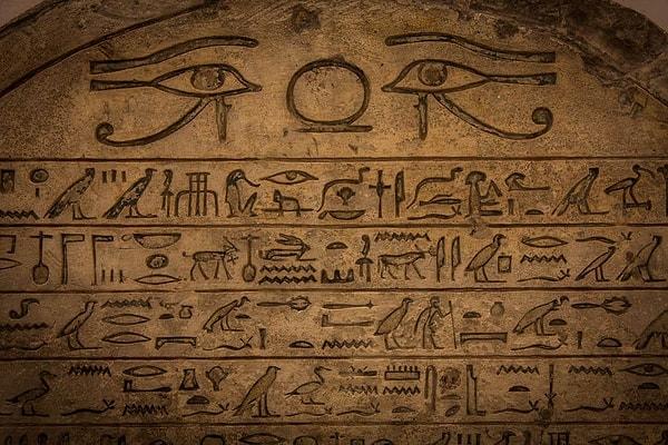 Milattan önce 2000 yılında Mısır'da kullanılan hiyerogliflere baktığımızda harfler yerine resimler görüyoruz.