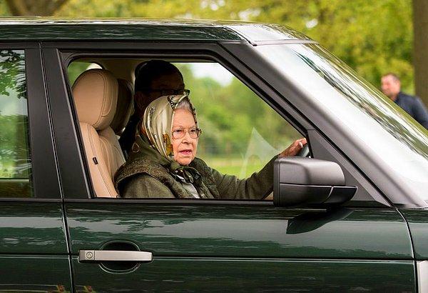 14. Kraliçe II. Elizabeth, Birleşik Krallık'ta ehliyeti ve plakası olmadan araba kullanma izni olan tek insan!
