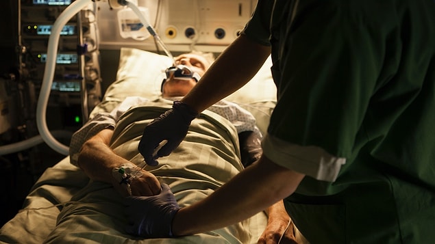 1999 yılında Klinikum Oldenburg'un kalp cerrahisi yoğun bakım ünitesinde çalışmaya başlayan Niels için her şey iyi ilerlese de hastanede ters giden bir şeyler vardı.