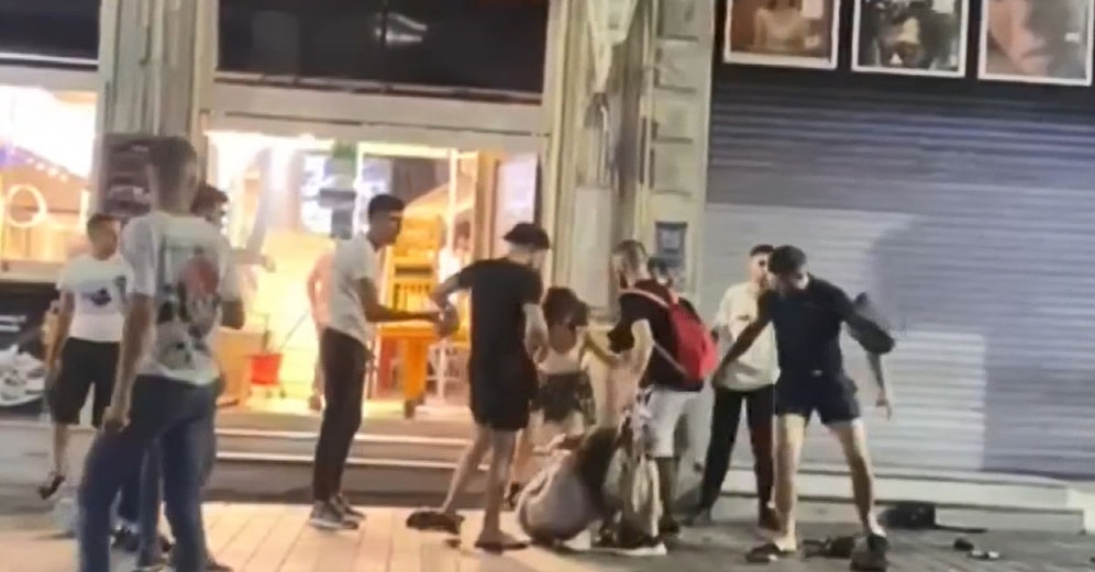 Kadınlar Kavga Etti; O İse Kavgayı Ayırmak Yerine Kadını Yumrukladı